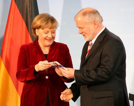 Angela Merkel und Harald Ringstorff mit 2 Euro Münze 2007